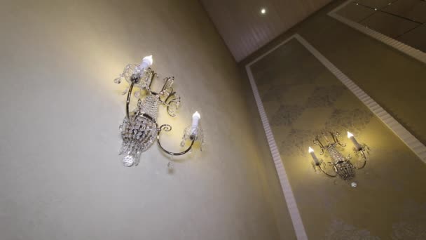 Lustre en forme de bougies sur le mur . — Video