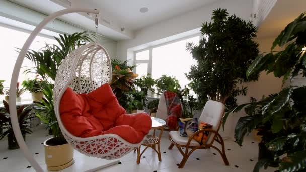 Chaise à bascule rouge dans un appartement de luxe intérieur . — Video