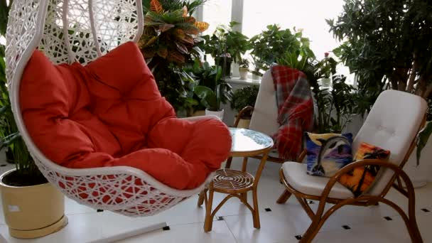Czerwone krzesło bujane w luksusowe wnętrze mieszkania. — Wideo stockowe