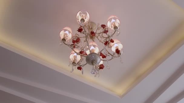 Bellissimo lampadario di cristallo sul soffitto . — Video Stock