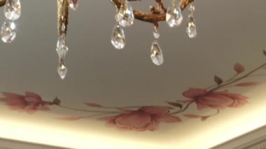 Güzel kristal avize tavan.