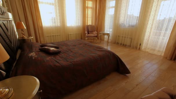 Schlafzimmer mit einem großen Bett und einem Schminktisch. — Stockvideo