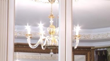 Güzel kristal avize tavan.