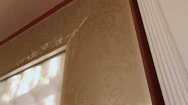 Büyük bir yatak ve bir tuvalet Masası yatak odası.