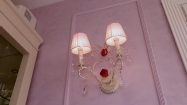 Avize mum duvardaki şeklinde.