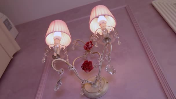 Lustre en forme de bougies sur le mur . — Video