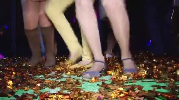 Mooie voeten dansen op blijdschap feestvreugde partij. — Stockvideo