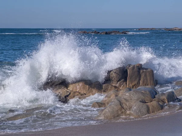 Vlny Šplouchající Skalách Pobřeží Jasného Slunečného Dne Sprej Stříkající Vzduchu — Stock fotografie