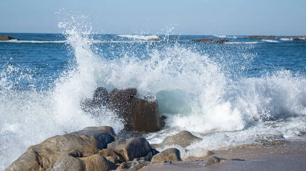 Óceán Spriccel Levegőbe Ahogy Hullámok Fröcskölnek Sziklák Felett Parton — Stock Fotó