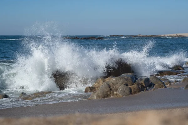Ocean Spray Stänk Luften Som Vågor Kraschar Mot Stenar Stranden — Stockfoto