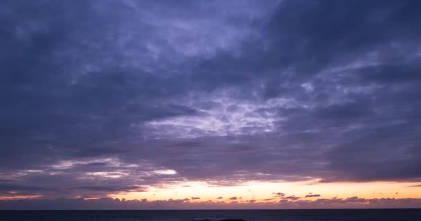 Cielo Nublado Sobre Océano Atardecer Lapso Tiempo Transición Día Noche — Vídeo de stock