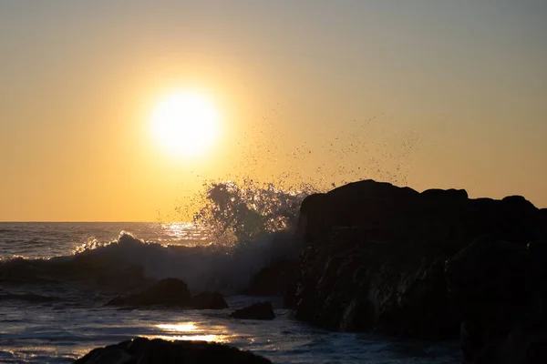 Piękne Złote Niebo Zachodzie Słońca Nad Oceanem Fala Rozpryskująca Się — Zdjęcie stockowe