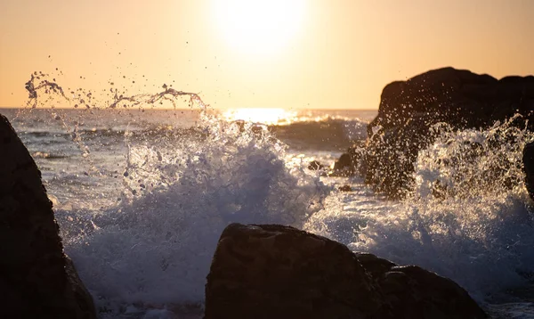 Vagues Éclaboussant Les Rochers Sur Plage Coucher Soleil Devant Soleil — Photo