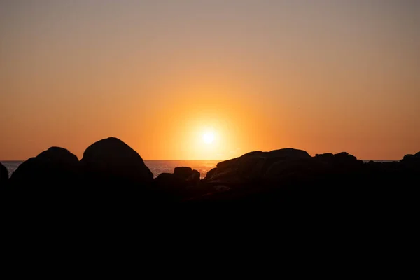 Sonnenuntergang Über Dem Ozean Hinter Großen Felsen Silhouette Vordergrund — Stockfoto