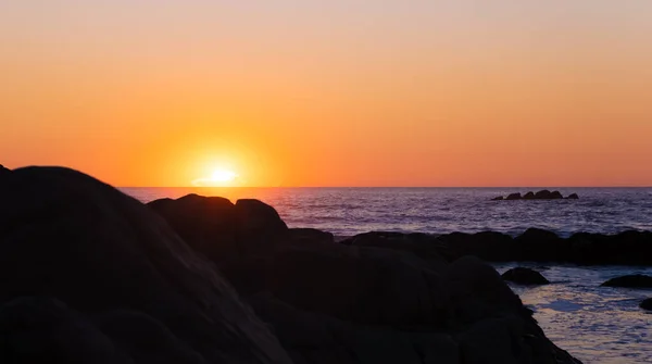 Zachód Słońca Nad Oceanem Dużą Skałą Sylwetce — Zdjęcie stockowe