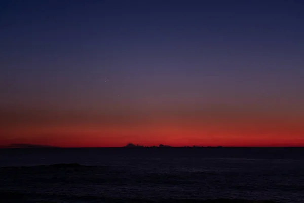 Leuchtend Rotblauer Gradienten Himmel Über Dem Ozean Der Abenddämmerung Mit — Stockfoto