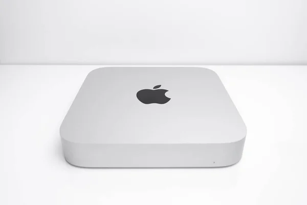 Apple Mac Mini bilgisayarı beyaz bir masada..