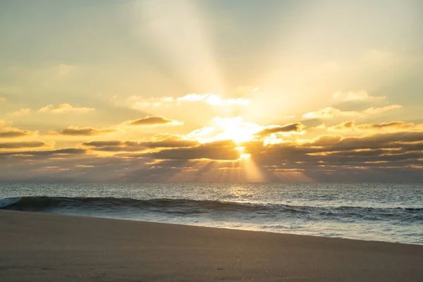 Fényes Nap Fénysugarak Ragyognak Felhők Között Naplementekor Óceán Felett Előtérben — Stock Fotó