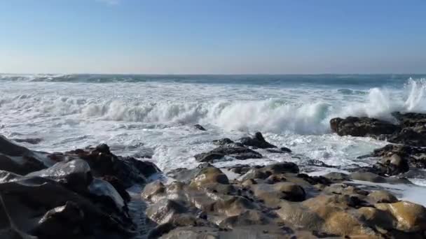 Ondas Brancas Ásperas Agitadas Salpicando Sobre Rochas Praia Dia Ensolarado — Vídeo de Stock