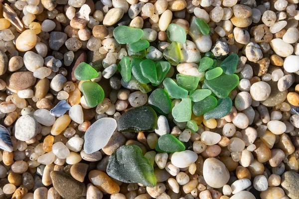 Zöld Tengeri Üveg Kavicsok Között Strandon Tetőtől Talpig — Stock Fotó