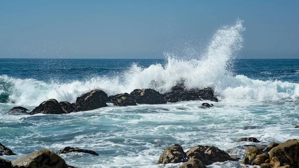 Vlna Šplouchá Skály Oceánu Vypouští Spršku Vzduchu Jasný Slunečný Den — Stock fotografie