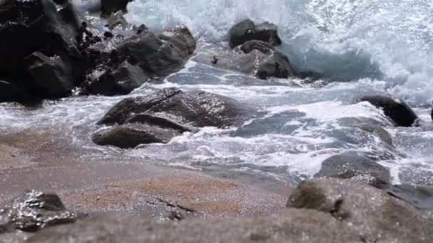 Fale Powolnego Ruchu Rozpryskują Się Skały Plaży Zbliżenie Płytka Głębia — Wideo stockowe