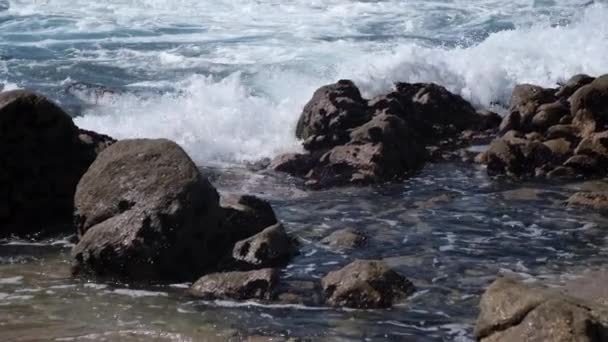 Ondas Brancas Espumosas Salpicando Contra Rochas Quebrando Costa Praia Câmera — Vídeo de Stock