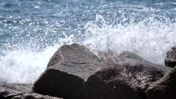 Olas Espumosas Blancas Salpicando Sobre Rocas Playa Cámara Lenta Cerca — Vídeo de stock