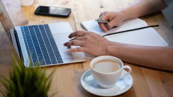 Donna Che Lavora Casa Con Laptop Blocco Note Smartphone Vicino — Foto Stock