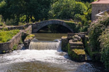 Portekiz, Touguinho 'daki Este Nehri üzerindeki tarihi ortaçağ taş köprüsü
