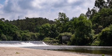 Portekiz 'in kırsal kesimindeki Ave nehrinin kıyısındaki eski taş evin yıkıntısı. Vila do Conde, Portekiz. 