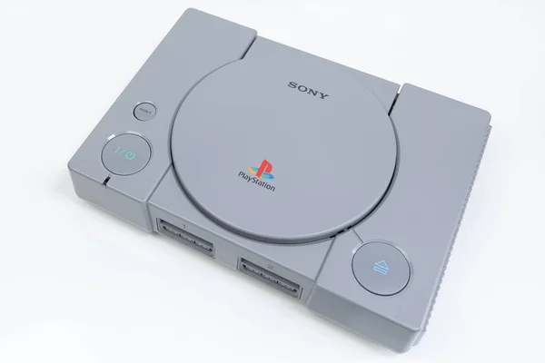 Sony PlayStation beyaz masada. Orijinal 1990 'lar video oyunları konsolu.