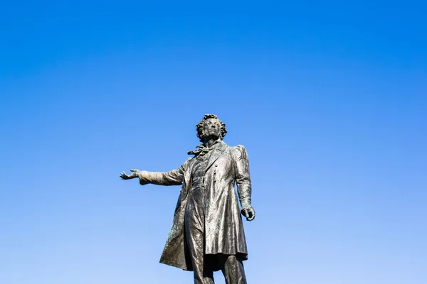 Puşkin anıt güne göre