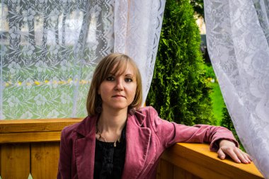 Çardak bir genç kız