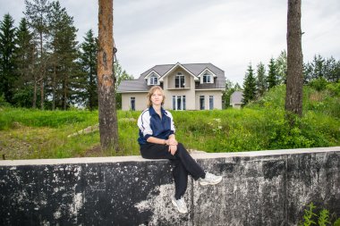 genç bir kız ve ev