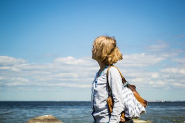 bir genç kız ve Şelalesi