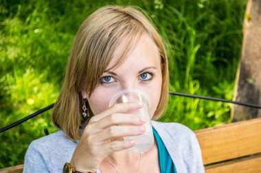 Su içen genç kız.