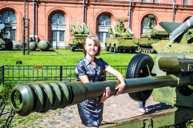 genç bir kız ve silah