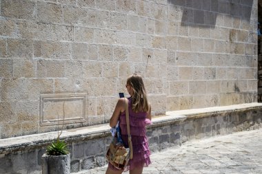 telefonda bir genç kız fotoğrafı