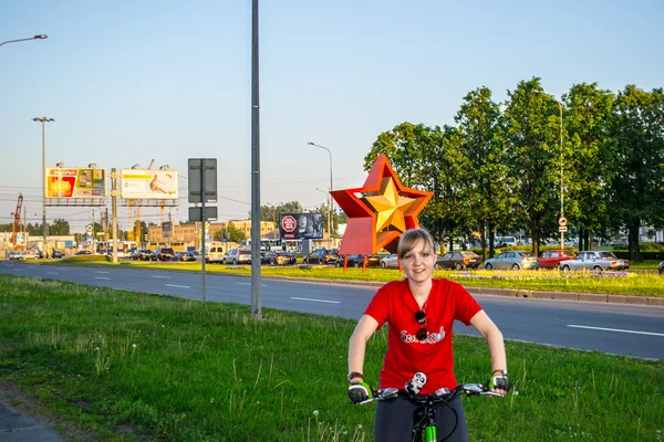 Mladá dívka na kole — Stock fotografie