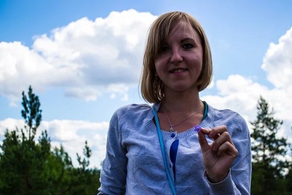 genç bir kız ve çiçekler