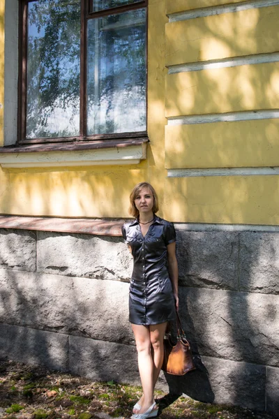 Genç bir kız ve ev — Stok fotoğraf