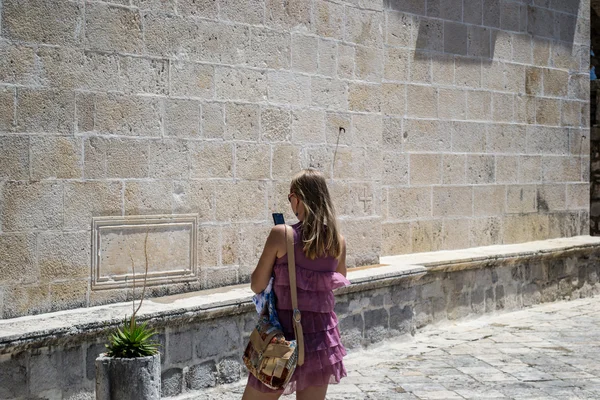 A young girl is photographed on the phone — Stock Photo, Image