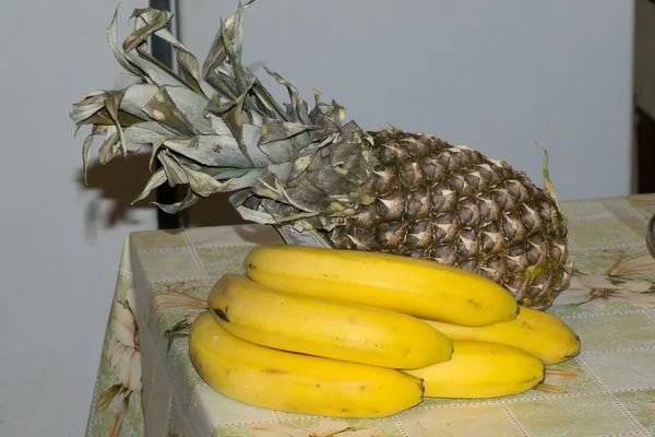 Банан и ананас — стоковое фото