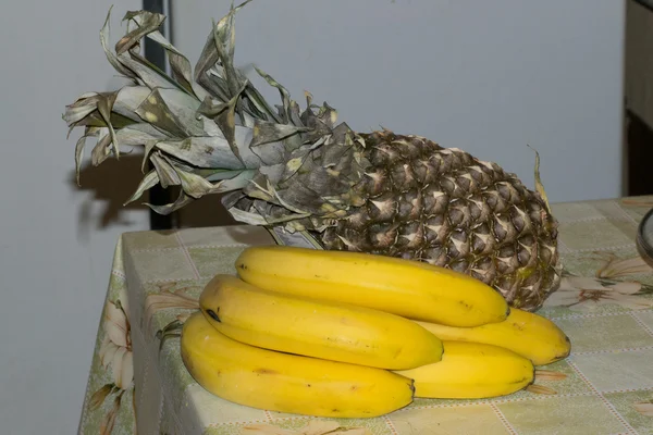 Banana e ananás — Fotografia de Stock