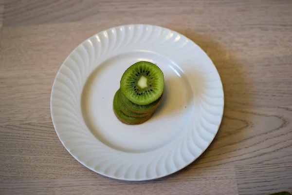 Kiwi eten — Stockfoto