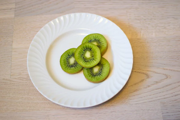 Kiwi comer — Fotografia de Stock