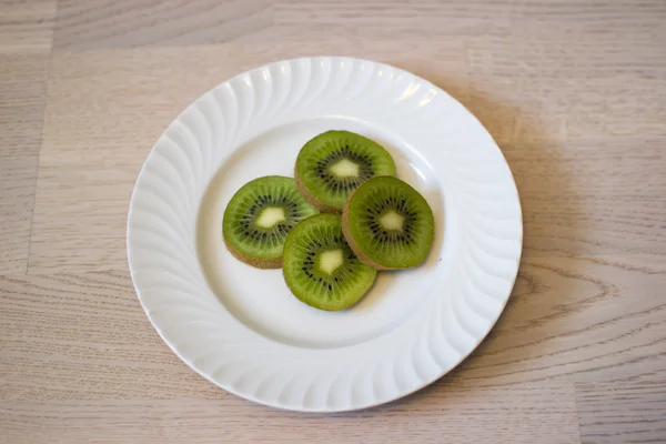 Kiwi comer — Fotografia de Stock