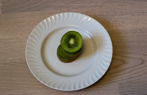 Kiwi comer — Fotografia de Stock