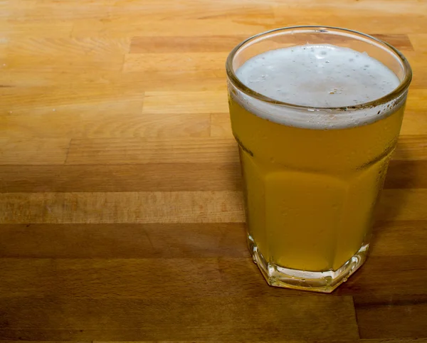 Bebida alcohólica cerveza —  Fotos de Stock